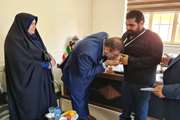 بوسه همدلانه رئیس سازمان دامپزشکی کشور بر دستان زحمتکش عرصه سلامت در بروجرد