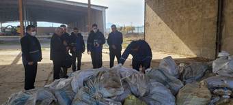 کشف و ضبط محموله غیر مجاز خوراک آبزیان در کارخانه ای متروکه درشهرستان آزادشهر